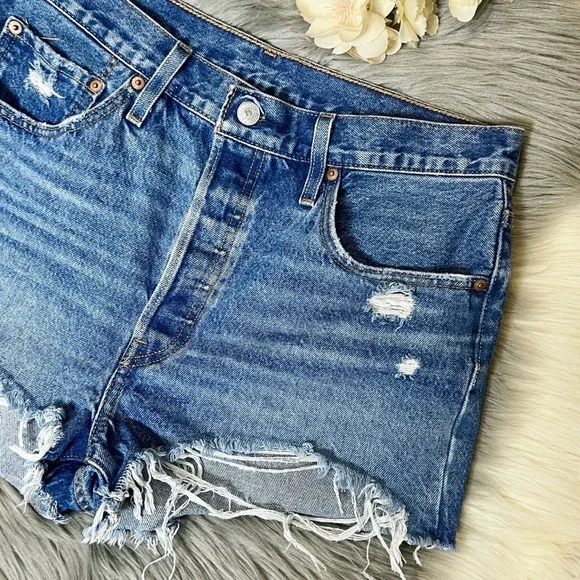 Levi’s x Free People 501 Button Fly Distressed Women’s Cutoff Denim Shorts Sz 31